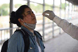 Nhân viên y tế lấy mẫu xét nghiệm COVID-19 cho người dân tại Prayagraj, Ấn Độ. (Ảnh: THX/TTXVN)