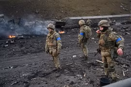 Binh sỹ Ukraine tại khu vực giao tranh với lực lượng Nga ở thủ đô Kiev, ngày 26/2. (Ảnh: AFP/TTXVN)