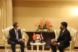 Đại sứ Phan Chí Thành (trái) và Thị trưởng Bangkok Chadchart Sittipunt tại buổi làm việc. (Ảnh: Đỗ Sinh/TTXVN)