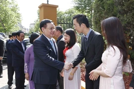 Chủ tịch Quốc hội Vương Đình Huệ với cán bộ, nhân viên Đại sứ quán Việt Nam tại Hungary. (Ảnh: Doãn Tấn/TTXVN)