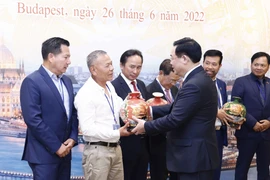 Chủ tịch Quốc hội Vương Đình Huệ tặng quà lưu niệm cho các đại biểu. (Ảnh: Doãn Tấn/TTXVN)