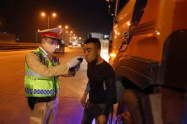 Kiểm tra nồng độ cồn với các tài xế lái xe đường dài tại trạm thu phí Pháp Vân-Cầu Giẽ. (Ảnh: Phạm Kiên/TTXVN)