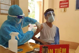 Tiêm vaccine ngừa COVID-19. (Nguồn: TTXVN)