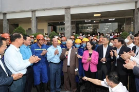 Tổng Bí thư Nguyễn Phú Trọng nói chuyện với cán bộ, công nhân Công ty Cổ phần than Vàng Danh-Vinacomin tại khu tập thể 314 trước khi vào ca sản xuất. (Ảnh: Trí Dũng/TTXVN)