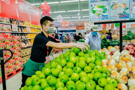 Mua sắm hàng hóa tại siêu thị. (Nguồn: TTXVN)