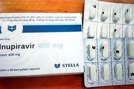 Thuốc Molnupiravir Stella 400 của Công ty Stellapharm. (Ảnh: TTXVN phát)
