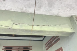 Dầm nhà của anh Trần Văn Hạnh (thôn Diêm Vân) bị nứt nghiêm trọng trong thời gian gần đây. (Ảnh: Tường Quân/TTXVN)