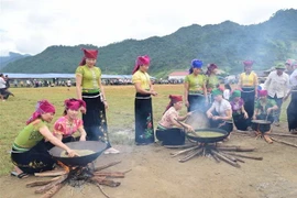 Phụ nữ xã Ngọc Chiến, huyện Mường La, tỉnh Sơn La, làm cốm tại Lễ hội mừng cơm mới. (Ảnh: Nguyễn Cường/TTXVN)