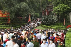 Dòng người về Khu di tích lịch sử Đền Hùng ngày 10/3 âm lịch. (Ảnh: Minh Quyết/TTXVN)