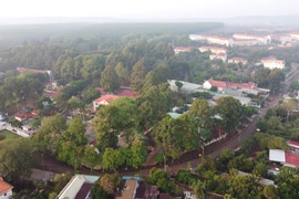 Nhân dân Lộc Ninh chào đón quân giải phóng tiến vào Lộc Ninh, ngày 7/4/1972. (Ảnh tư liệu)