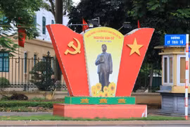 Thành phố Từ Sơn trang trí cờ hoa, biểu ngữ, khẩu hiệu tuyên truyền Kỷ niệm 110 năm Ngày sinh Tổng Bí thư Nguyễn Văn Cừ. (Ảnh: Thái Hùng/TTXVN)