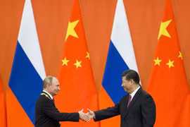 Tổng thống Nga Vladimir Putin (trái) và Chủ tịch Trung Quốc Tập Cận Bình. (Nguồn: AP)