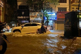 Nhiều đoạn ở phố Đội Cấn, quận Ba Đình ngập sâu do mưa lớn. (Ảnh: Phạm Kiên/TTXVN)
