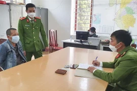Đối tượng Lý Văn Thành tại cơ quan công an. (Ảnh: TTXVN phát)
