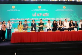Lễ ký kết hợp tác xúc tiến đưa các sản phẩm nông nghiệp, công nghiệp tiêu biểu của tỉnh Thái Bình lên các sàn thương mại điện tử. (Ảnh: Thế Duyệt/TTXVN)