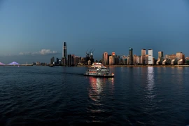 Khi thành phố bắt đầu lên đèn. (Ảnh: Tiến Trung/Vietnam+)