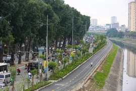 Làn đường đi bộ ven sông Tô Lịch. (Nguồn: Vietnam+)