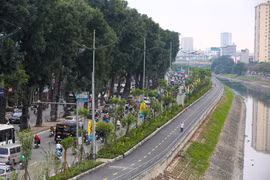 Làn đường đi bộ ven sông Tô Lịch. (Nguồn: Vietnam+)