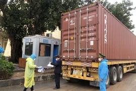 Kiểm tra phương tiện vận tải hàng hóa làm thủ tục thông quan tại Cửa khẩu quốc tế Lao Bảo. (Ảnh: Thanh Thủy/TTXVN)