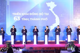 Thủ tướng Phạm Minh Chính và các đại biểu thực hiện nghi thức công bố. (Ảnh: Dương Giang/TTXVN)