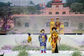 Các mẫu thiết kế trong bộ sưu tập áo dài 'Dấu xưa.' (Ảnh: Mỹ Phương/TTXVN)