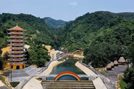 Khu du lịch sinh thái Cổng Trời, huyện Đông Giang, tỉnh Quảng Nam đã mở cửa đón khách dịp lễ 30/4 và 1/5. (Ảnh: Đoàn Hữu Trung/TTXVN)