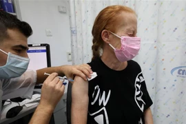 Nhân viên y tế tiêm vaccine phòng COVID-19 cho người dân tại Rishon Lezion, Israel, ngày 3/1/2022. (Ảnh: THX/TTXVN)