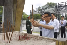Phó Thủ tướng Vũ Đức Đam và đoàn công tác đến đặt vòng hoa, dâng hương tại Nghĩa trang Liệt sỹ Quốc gia Đường 9. (Ảnh: Thanh Thủy/TTXVN)