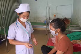 Bác sỹ hướng dẫn bệnh nhân lao uống thuốc tại Trung tâm Y tế huyện Đăk Hà, tỉnh Kon Tum. (Ảnh: Dư Toán/TTXVN)