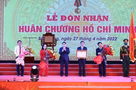 Thủ tướng Phạm Minh Chính trao Huân chương Hồ Chí Minh cho lãnh đạo tỉnh Sóc Trăng. (Ảnh: Dương Giang/TTXVN)