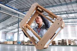 Sản xuất đồ gỗ xuất khẩu. (Nguồn: TTXVN)