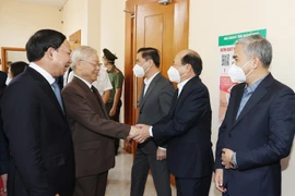 Tổng Bí thư Nguyễn Phú Trọng với các cán bộ trong Ban Thường vụ Tỉnh ủy và lãnh đạo chủ chốt tỉnh Quảng Ninh. (Ảnh: Trí Dũng/TTXVN)