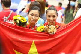 Hai vận động viên Việt Nam Hoàng Thị Phương Giang (trái, huy chương Vàng) và Dương Thúy Vi (huy chương Đồng) ở nội dung Trường quyền nữ. (Ảnh: Phạm Hậu/TTXVN)