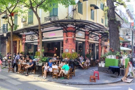 Nhiều người chọn quán càphê để tránh cơn nắng gắt. (Ảnh: Tuấn Đức/TTXVN)