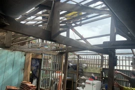 Một căn nhà người dân ở huyện Chợ Mới bị tốc mái. (Ảnh: TTXVN phát)