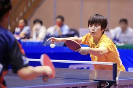 Pha phòng thủ của vận động viên Nguyễn Khoa Diệu Khánh (Việt Nam, áo vàng) đối đầu với Angelou Joyce Laude và Kheith Rhynne Cruz (Philippines). (Ảnh: Quý Trung/TTXVN)