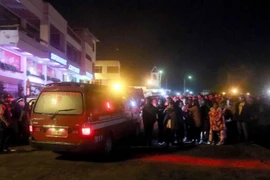 Nhiều người tập trung tại cảng Puerto Ayora ở đảo Santa Cruz, thuộc quần đảo Galapagos, sau khi chiếc tàu chở khách du lịch bị chìm. (Nguồn: Getty Images)