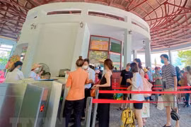 Du khách phải thực hiện khai báo y tế, đeo khẩu trang trước khi vào khu du lịch ở Đà Nẵng. (Ảnh: TTXVN phát)