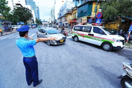 Các phương tiện xe cấp cứu, xe chở bệnh nhân… có nhu cầu vào Bệnh viện tim Hà Nội được phép lưu thông 2 chiều trên tuyến đường Yết Kiêu-Trần Hưng Đạo đoạn từ Cổng viện Tim Hà Nội đến phố Quán Sứ. (Ảnh: Tuấn Anh/TTXVN)