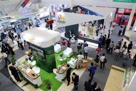 Các gian hàng trưng bày, giới thiệu thông tin của các hãng hàng không, sân bay, đơn vị cung ứng dịch vụ hàng không tại diễn đàn. (Ảnh: Trần Lê Lâm/TTXVN)