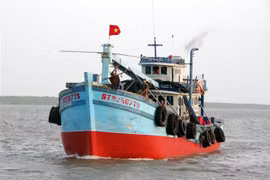 Tàu chở 2 ngư dân được cứu nạn cập cảng Trần Đề. (Ảnh do Bộ đội biên phòng Sóc Trăng cung cấp)