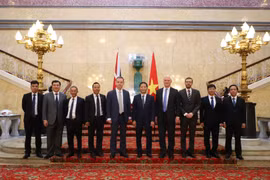 Trưởng Ban Kinh tế Trung ương Trần Tuấn Anh và Quốc vụ khanh Bộ ngoại giao Anh Graham Stuart (thứ 4 từ trái sang) và Bộ trưởng Văn phòng nội các Anh Nigel Adams (thứ 6 từ trái sang) tại nhà khách Chính phủ Anh. (Ảnh: Hải Vân/TTXVN)