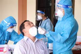 Lấy mẫu xét nghiệm COVID-19. (Nguồn: TTXVN)