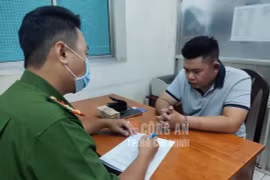 Đối tượng Nguyễn Hồng Thạch tại cơ quan công an. (Nguồn: Công an Thành phố Hồ Chí Minh)