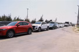 Lượng khách du lịch đổ về Cát Bà tăng đột biến. (Ảnh: Hoàng Ngọc/TTXVN)