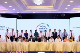 Đại diện 29 doanh nghiệp ký kết hợp tác phát triển du lịch. (Ảnh: Văn Tý/TTXVN)
