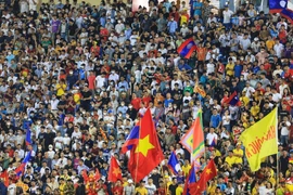Đông đảo các cổ động viên đến sân Thiên Trường cổ vũ cho hai đội U23 Malaysia và U23 Lào. (Ảnh: Tuấn Anh - TTXVN)