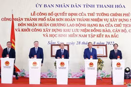 Chủ tịch nước Nguyễn Xuân Phúc và các đại biểu thực hiện nghi thức khởi công Khu lưu niệm đồng bào, cán bộ, chiến sỹ và học sinh miền Nam tập kết ra Bắc. (Ảnh: Thống Nhất/TTXVN)