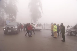 Các lực lượng chức năng phân luồng giao thông, giảm thiểu ùn tắc tại khu vực trung tâm thị xã Sa Pa. (Ảnh: TTXVN phát)