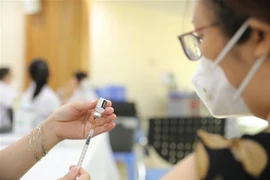 Tiêm vaccine mũi nhắc lại. (Ảnh: TTXVN)